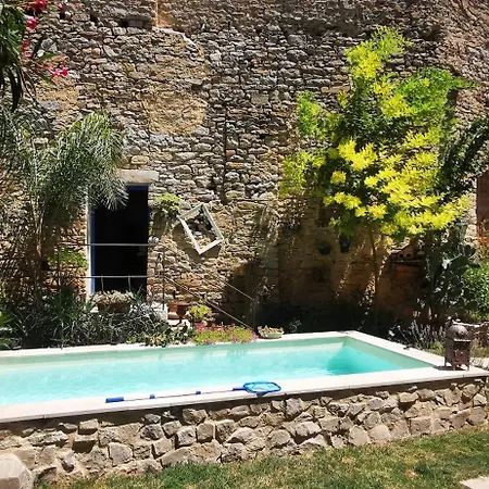 Le Coeur De Nyaraló Laure-Minervois